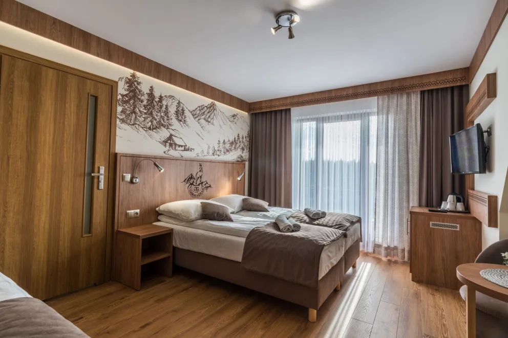 Pokój trzyosobowy z aneksem, balkonem i widokiem na góry