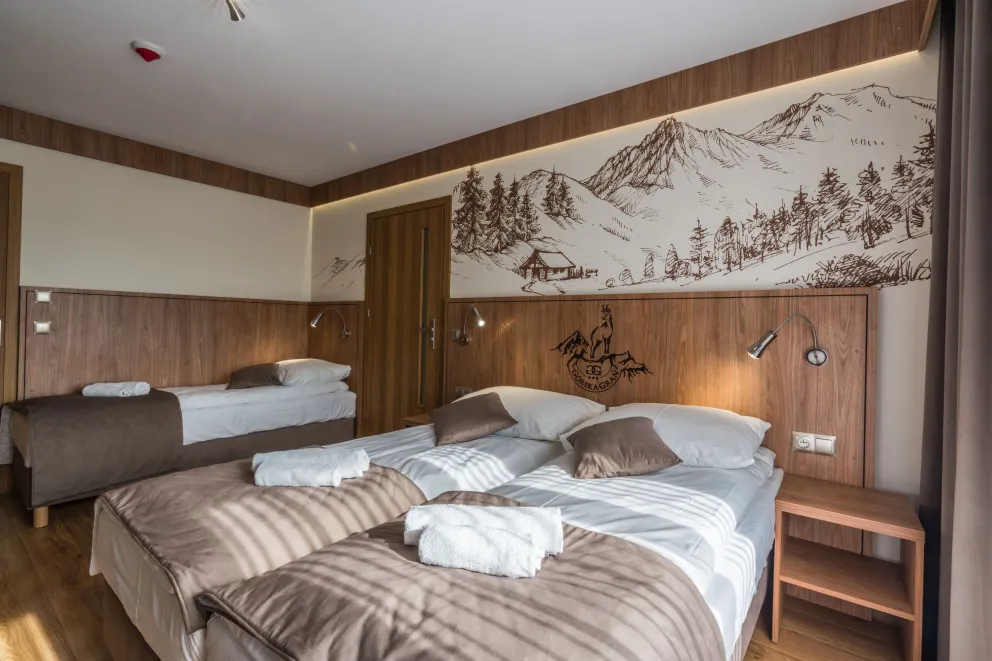 Pokój trzyosobowy z balkonem i widokiem na góry