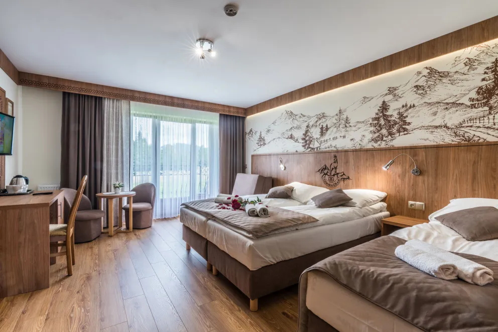 Pokój czteroosobowy z balkonem i widokiem na góry