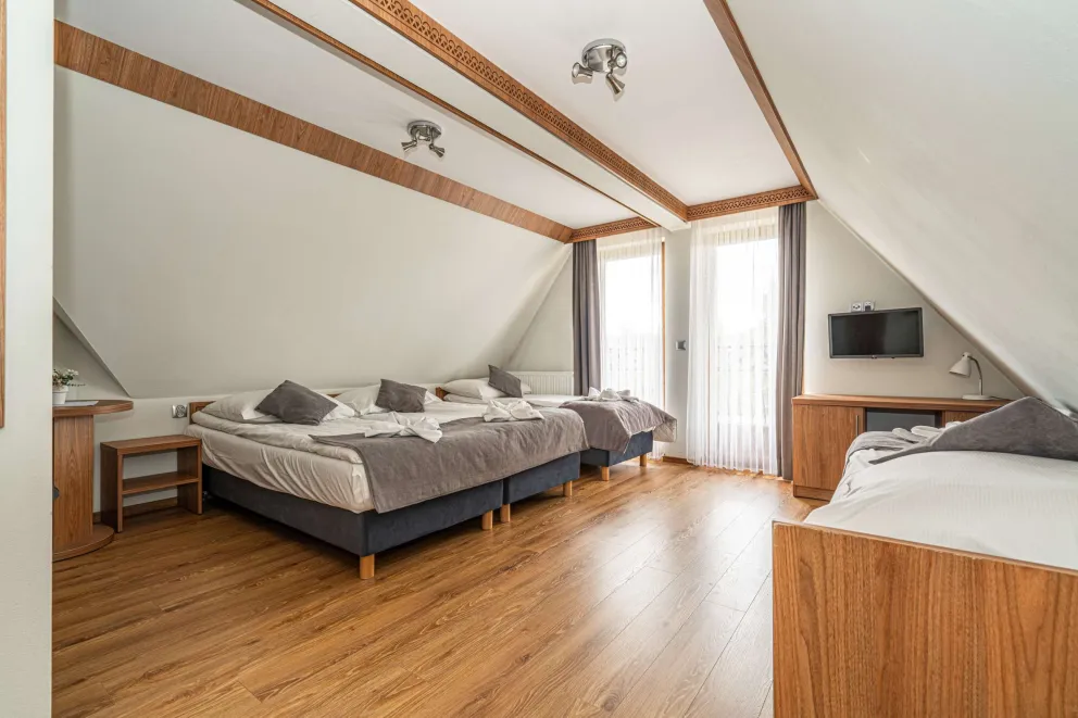 Pokój czteroosobowy zaneksem,  balkonem i widokiem na góry