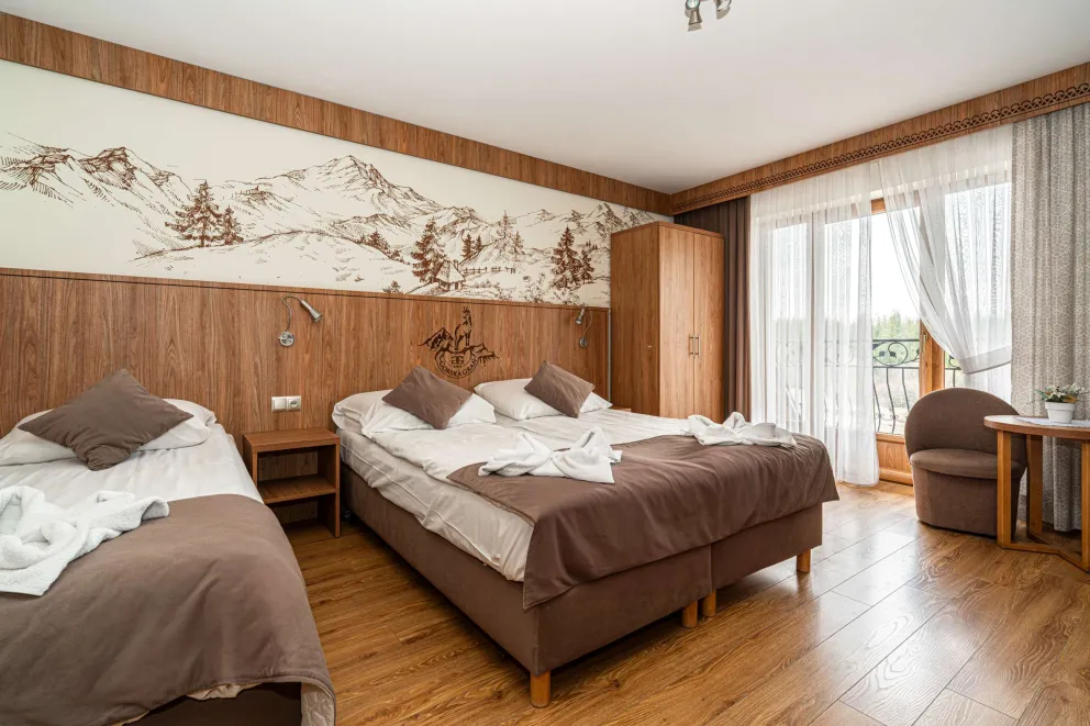 Pokój pięcioosobowy z balkonem i widokiem na góry